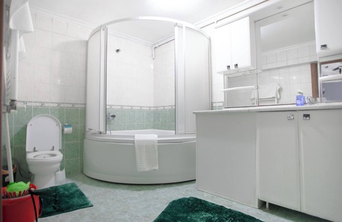 Kagithane Apartment | 3-bedroom apartment in enchanting Istanbul with WiFi, with Full Air Conditioning
