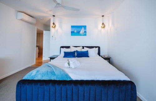Wynnum Apartment | 3-Bedroom Apartment with Sea View, Rooftop Pool, Study & Free Parking