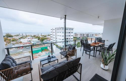 Wynnum Apartment | 3-Bedroom Apartment with Sea View, Rooftop Pool, Study & Free Parking