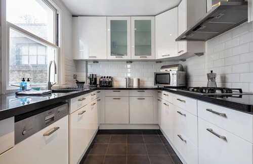 West Brompton Apartment | 3-bedroom apartment with terrace on a quiet one-way street
