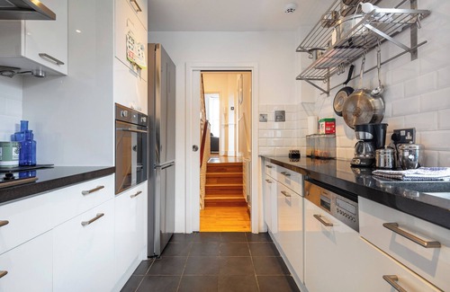 West Brompton Apartment | 3-bedroom apartment with terrace on a quiet one-way street