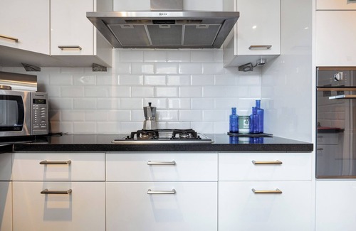 West Brompton Apartment | 3-bedroom apartment with terrace on a quiet one-way street