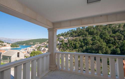 Pucisca House | 3 Bedroom Beach Front Home In Pucisca