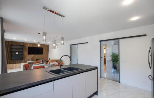 Pucisca House | 3 Bedroom Beach Front Home In Pucisca