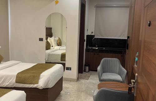 New Delhi Bed & Breakfast | 3-bedroom bed & breakfast in amazing Delhi with AC near big park and good air