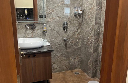 New Delhi Bed & Breakfast | 3-bedroom bed & breakfast in amazing Delhi with AC near big park and good air