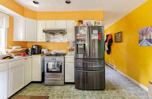 Taunton House | 3-bedroom building in charming Taunton with AC, WiFi. Enjoyable Jacuzzi Bathtub