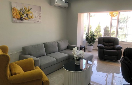 Suwailih Condo | 3-bedroom condo in adorable Royal hills al hummer 15 minutes to Amman WiFi, AC