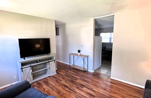 Bloomington House | 3 Bedroom Convenient Ranch