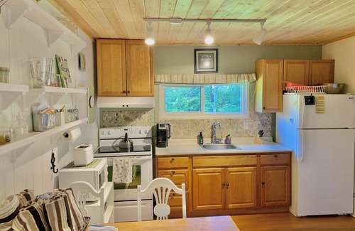 Beaconia Cottage | 3 Bedroom Cozy/Private All Season Cabin - Near The Lake - Screened in Hot Tub