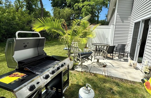 Rochester House | 3-bedroom Cozy Suburban Escape in terrific Gates with AC, fitness room, WiFi