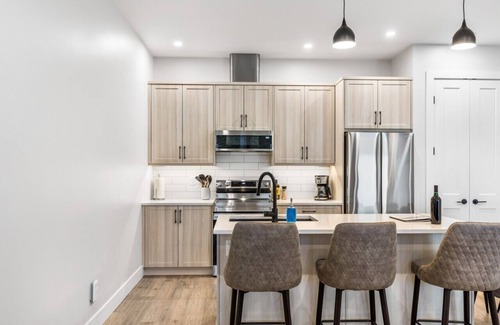Regional District of Nanaimo Hotel | 3-bedroom Daily Monthly Rates Available Unit 5