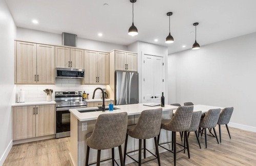 Regional District of Nanaimo Hotel | 3-bedroom Daily Monthly Rates Available Unit 5
