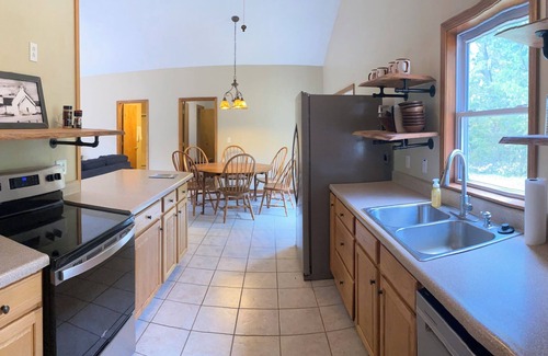 Hermann House | 3-bedroom family friendly home on 4 acres near Hermann with WiFi, AC, deck