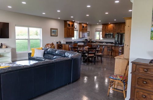 Sheridan House | 3 bedroom guest house with mountain views in Big Horn, Wyoming