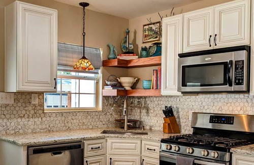 San Antonio House | 3 Bedroom Home in Historic Deco District - Minutes from Downtown