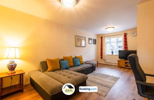 Amesbury House | 3 Bedroom House By B and R Serviced Accommodation Amesbury With Super fast Wi-Fi 145Mbps