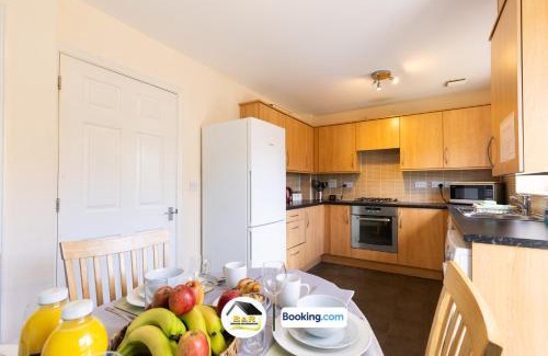 Amesbury House | 3 Bedroom House By B and R Serviced Accommodation Amesbury With Wifi & Free Parking