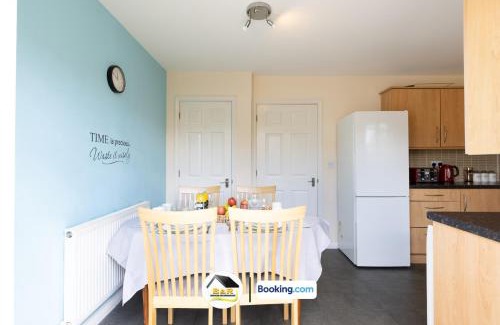 Amesbury House | 3 Bedroom House By B and R Serviced Accommodation Amesbury With Wifi & Free Parking