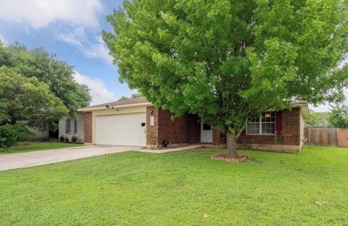 Kyle House | 3-bedroom house in charming Kyle with AC, WiFi. Enjoyable getaway awaits