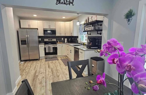 Fairmount House | 3-bedroom house in welcoming Syracuse with WiFi, AC. Start your getaway now
