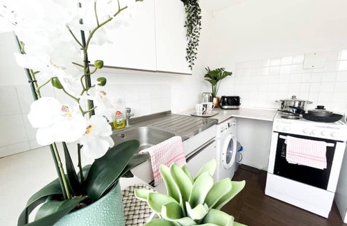 Chatham House | 3 Bedroom House With Free Parking