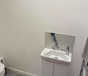 Keighley House | 3 Bedroom House with free on site Parking next to the Canal