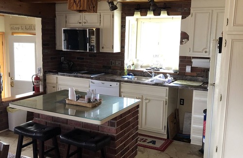 Manchester House | 3 Bedroom Lake House on Lake Delhi with 2.5 Bathrooms