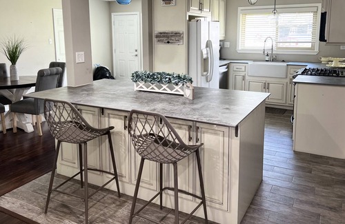West Orange House | 3 bedroom, miutes from refineries, quiet neighborhood!