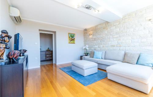 Bacvice Apartment | 3 Bedroom Nice Apartment In Split