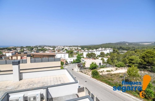 Comarruga Apartment | 3 bedroom penthouse, with communal pool and parking, 500m from the beach.