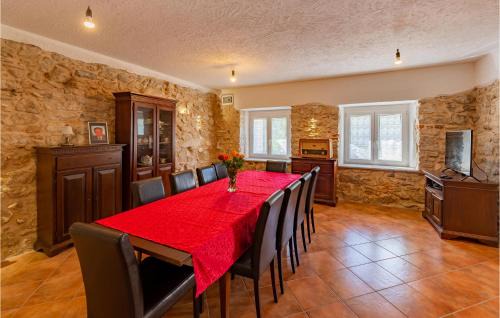 Ajdovscina House | 3 Bedroom Pet Friendly Home In Col