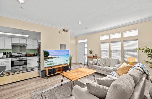 Lamanda Park House | 3-Bedroom Townhome In Fantastic Pasadena With Free WiFi, AC, 2-Car Garage