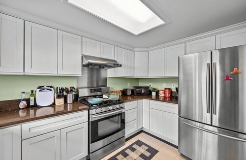 Lamanda Park House | 3-Bedroom Townhome In Fantastic Pasadena With Free WiFi, AC, 2-Car Garage