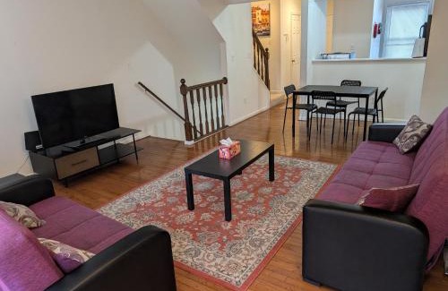 Seven Corners House | 3 Bedroom Townhouse 8 Miles to Washington DC