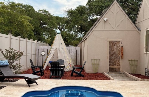 Aransas Pass House | 3-bedroom Tudor with Private in-ground Pool centrally located in Aransas Pass