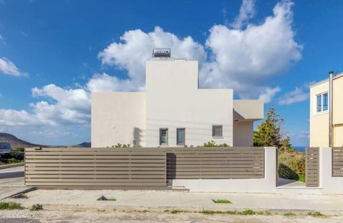Politiko House | 3 bedroom Villa with Stunning View & private park.