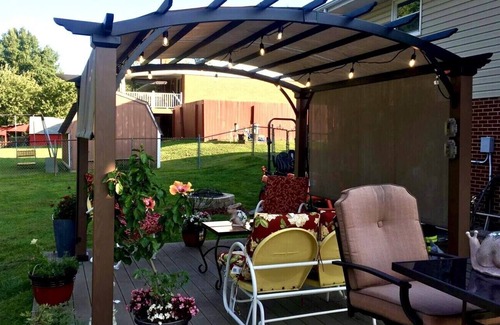 Bridgeport House | 3 Bedroom w/ Hot Tub, Fireplace! Pet Friendly!