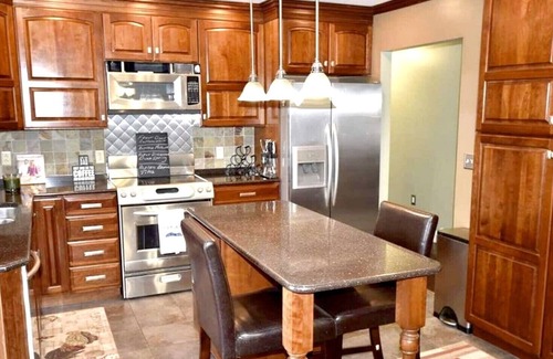 Bridgeport House | 3 Bedroom w/ Hot Tub, Fireplace! Pet Friendly!