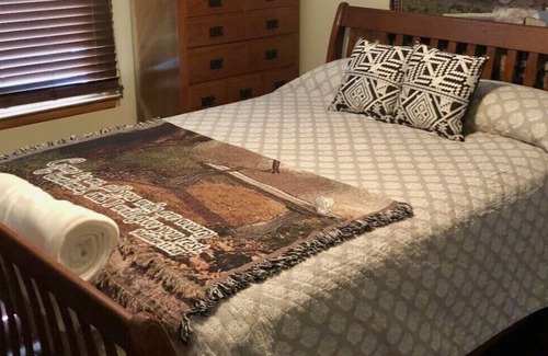 Bridgeport House | 3 Bedroom w/ Hot Tub, Fireplace! Pet Friendly!