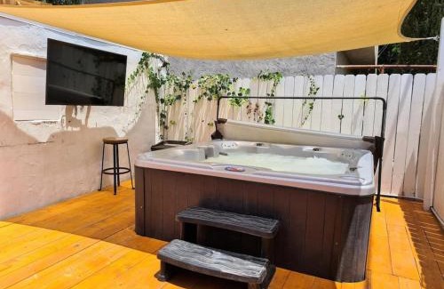 Mid City Apartment | 3 bedroom with Hot Tub and Video game console 10 minutes from Rodeo Drive Beverly Hills