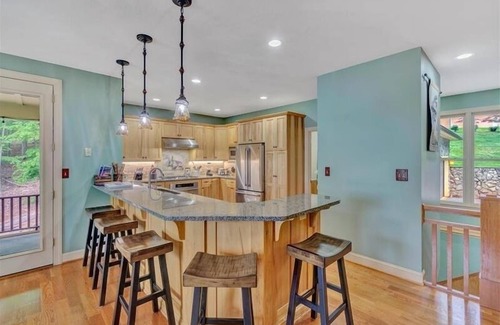Moneta House | 3 Bedrooms, 1 Flex Room, 3 Bathrooms! Walk-in Water! Wifi! Ping Pong! Come Visit "Best Kept Secret