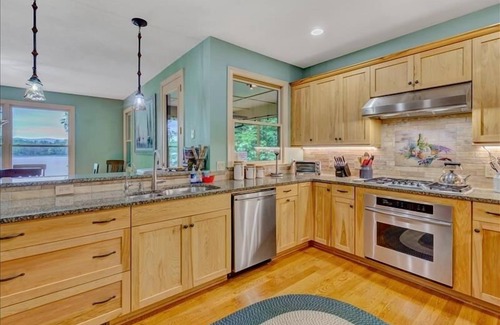 Moneta House | 3 Bedrooms, 1 Flex Room, 3 Bathrooms! Walk-in Water! Wifi! Ping Pong! Come Visit "Best Kept Secret