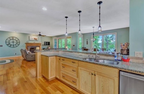 Moneta House | 3 Bedrooms, 1 Flex Room, 3 Bathrooms! Walk-in Water! Wifi! Ping Pong! Come Visit "Best Kept Secret