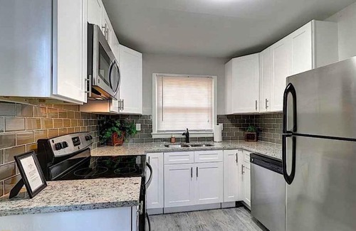 Atlanta Apartment | 3 bedrooms and 1 bathroom and the square footage is 912 ft². Pet Friendly