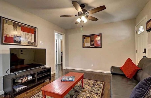 Atlanta Apartment | 3 bedrooms and 1 bathroom and the square footage is 912 ft². Pet Friendly