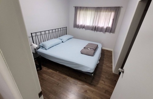 Highland Park House | 3 Bedrooms house right on bus stop and close to all attractions