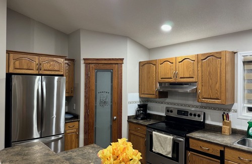 Northeast Edmonton House | 3 Bedrooms - Main Floor of House