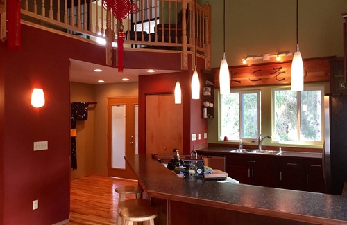 Alyeska House | 3 bedrooms with 2 person steam room, huge deck, walk to Alyeska ski resort