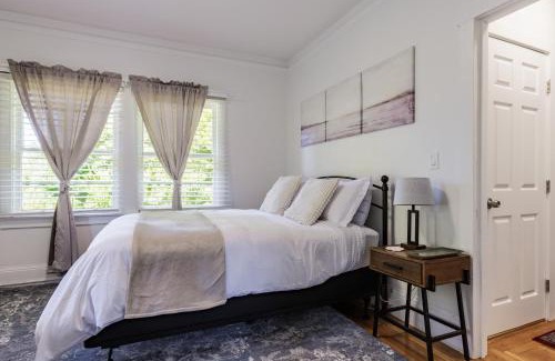 Poets Corner Apartment | 3 Berkeley - 1 Bedroom Apartment, with Laundry